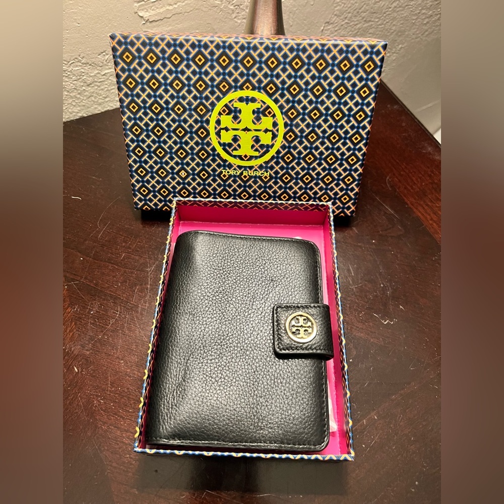 Tory Burch, black leather wallet, medium size, 12 card slots with zipper